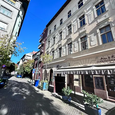 Barbaras Modern Apartment